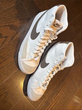 Nike Blazers Women’s High Top Sneakers Size 11